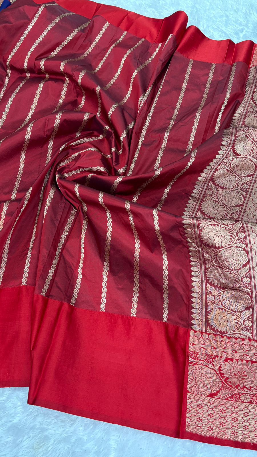 మెజెస్టిక్ రాయల్ బ్లూ &amp; రెడ్ కటన్ కధువా డిజైనర్ సిల్క్ బనారసి చీర విత్ సిల్వర్ జరీ పైస్లీ బూటా