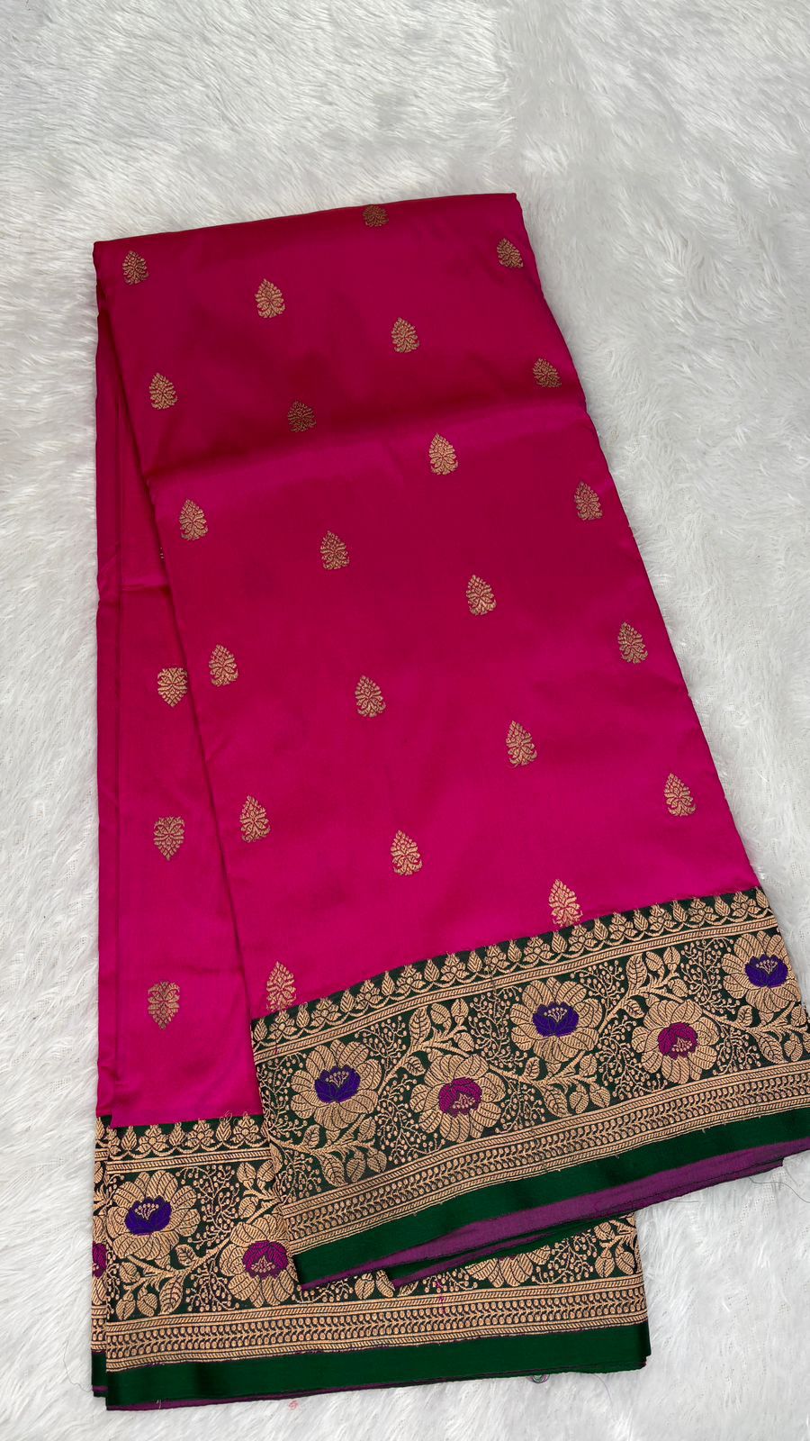 మీనాకారి బార్డర్‌తో కూడిన రేడియంట్ హాట్ పింక్ &amp; బాటిల్ గ్రీన్ కటన్ కధువా డిజైనర్ సిల్క్ బనారసి చీర