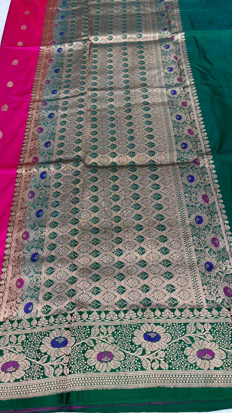 మీనాకారి బార్డర్‌తో కూడిన రేడియంట్ హాట్ పింక్ &amp; బాటిల్ గ్రీన్ కటన్ కధువా డిజైనర్ సిల్క్ బనారసి చీర