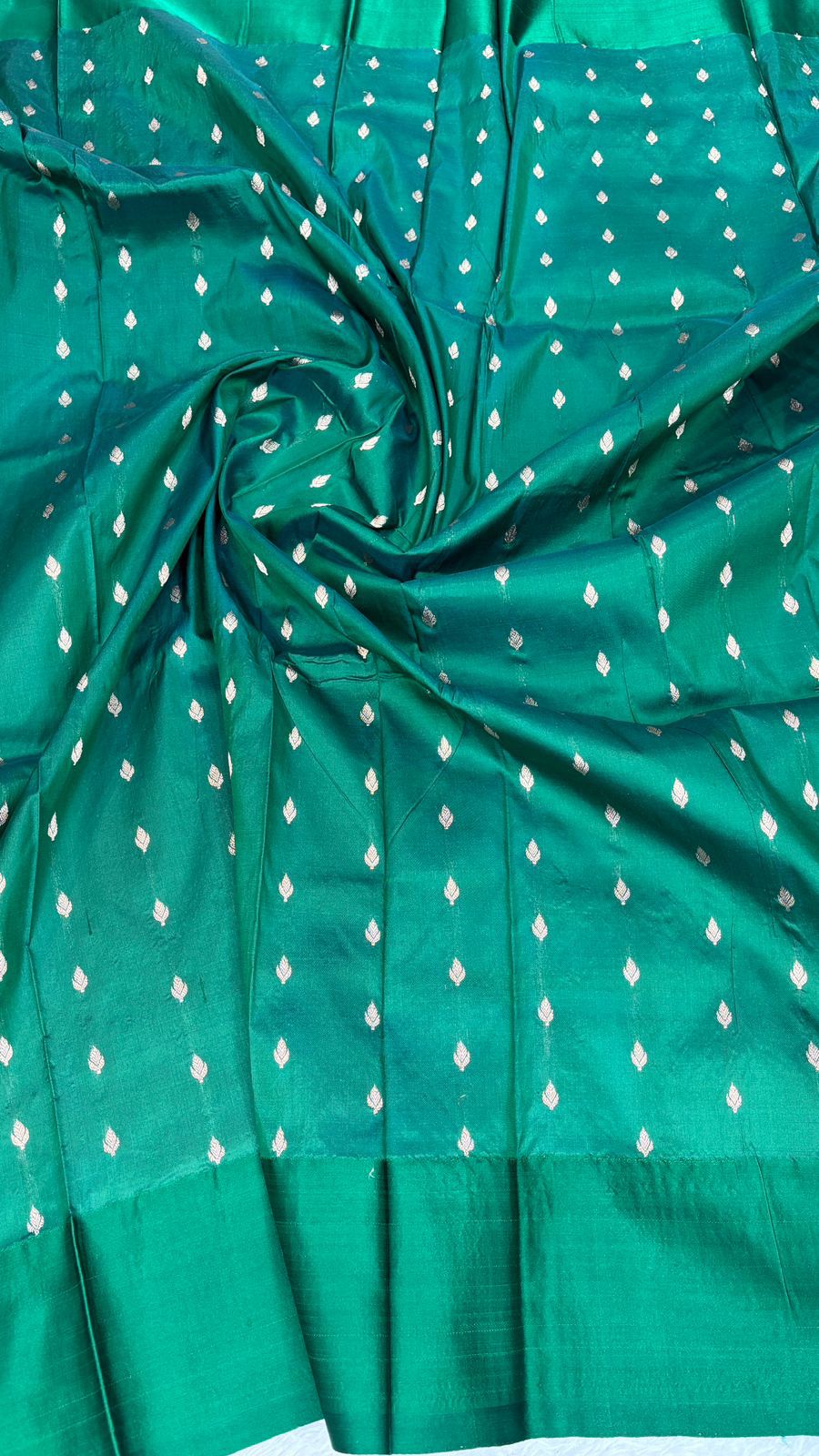 మీనాకారి బార్డర్‌తో కూడిన రేడియంట్ హాట్ పింక్ &amp; బాటిల్ గ్రీన్ కటన్ కధువా డిజైనర్ సిల్క్ బనారసి చీర