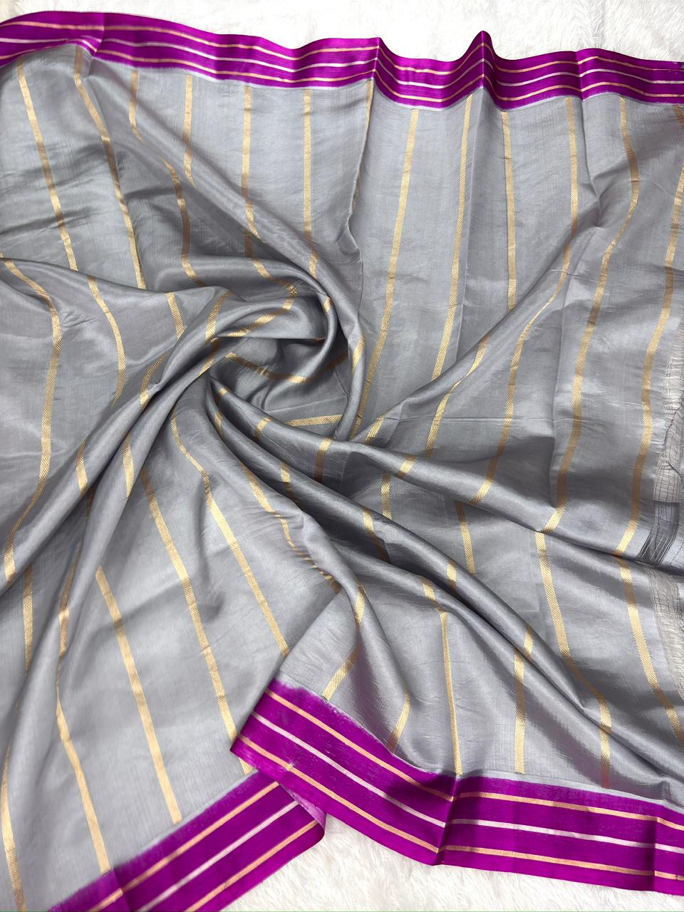 Midnight Majesty: Handloom Banarasi Kora Silk Rungkaat Saree with Kadhua Floral Butis
